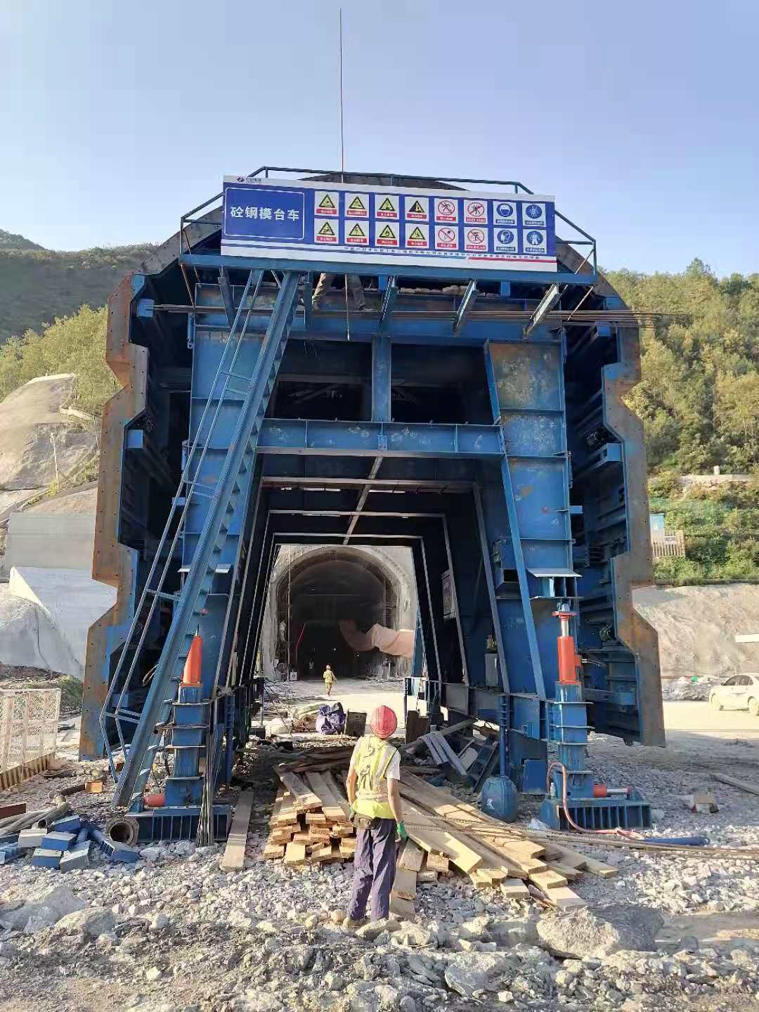 水電十四局滇中引水石鼓水源工程電纜洞臺車(chē)