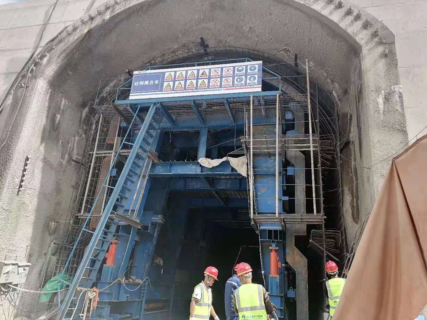 水電十四局滇中引水石鼓水源工程電纜洞臺車(chē)