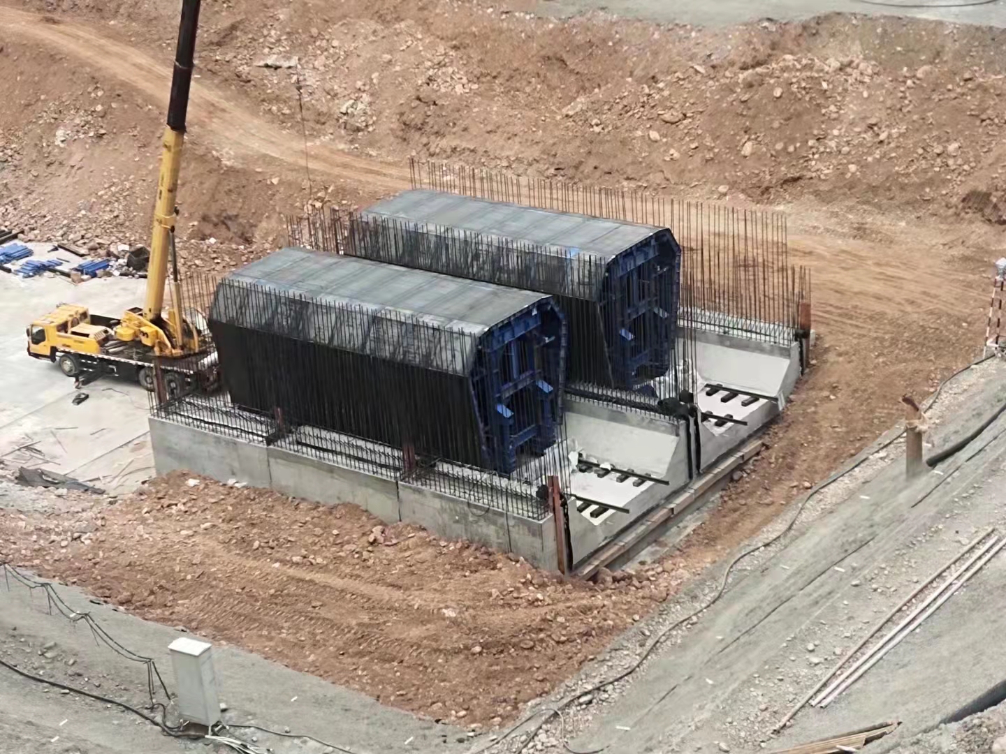 水電十四局滇中引水石鼓水源工程內外模臺車(chē)