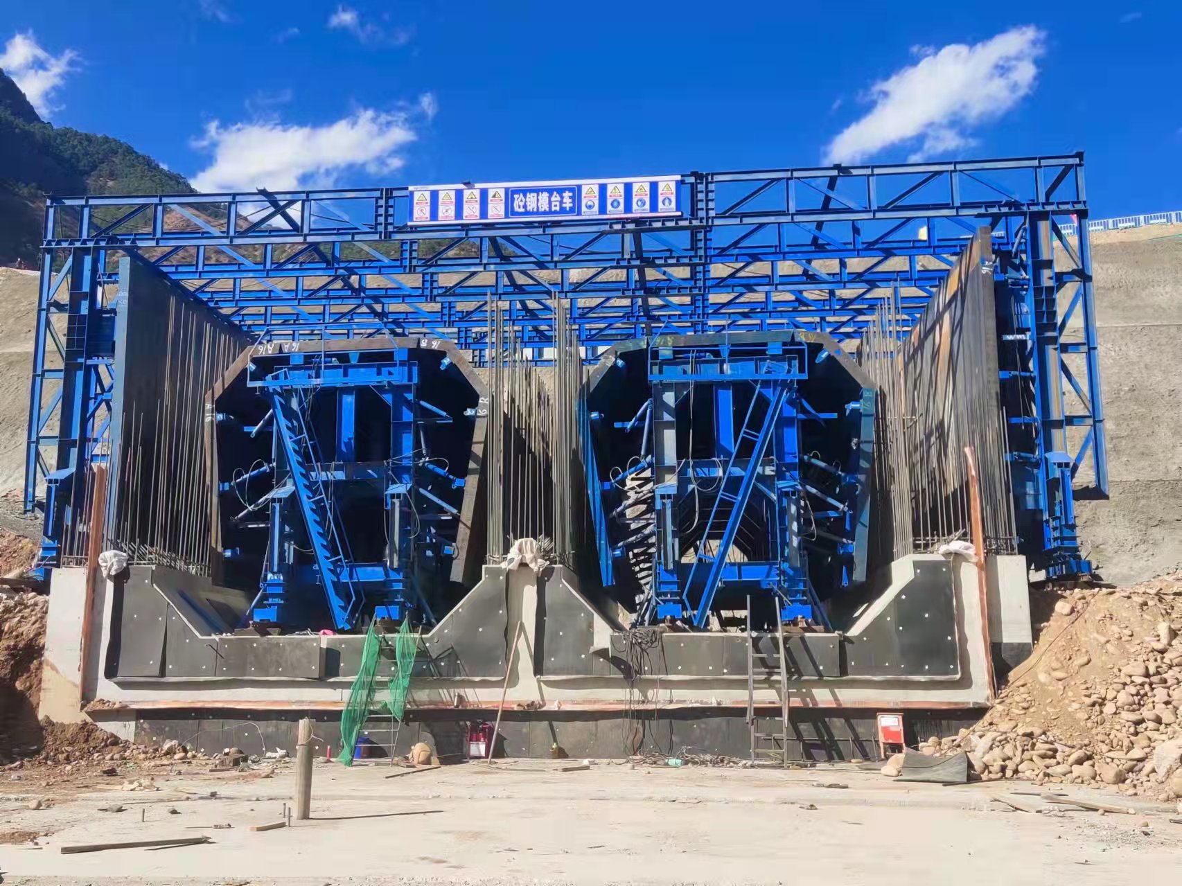 水電十四局滇中引水石鼓水源工程內外模臺車(chē)